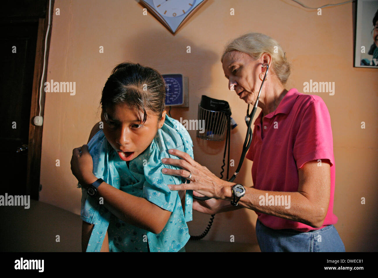 GUATEMALA missionario americano sorella/medico esaminando un pateint in Caterina Foto Stock