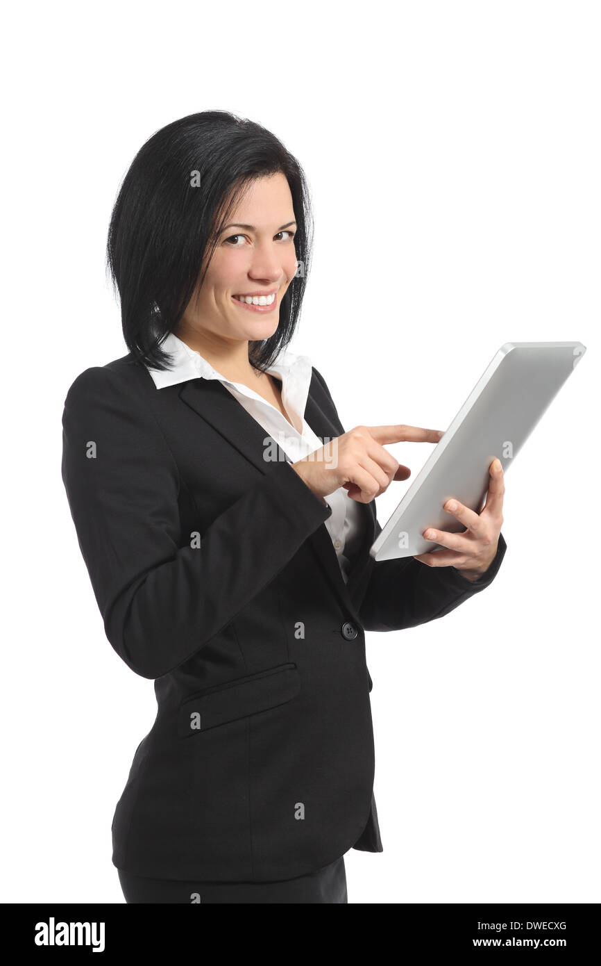 Happy business donna navigando in un tablet lettore e guardando la telecamera isolata su uno sfondo bianco Foto Stock