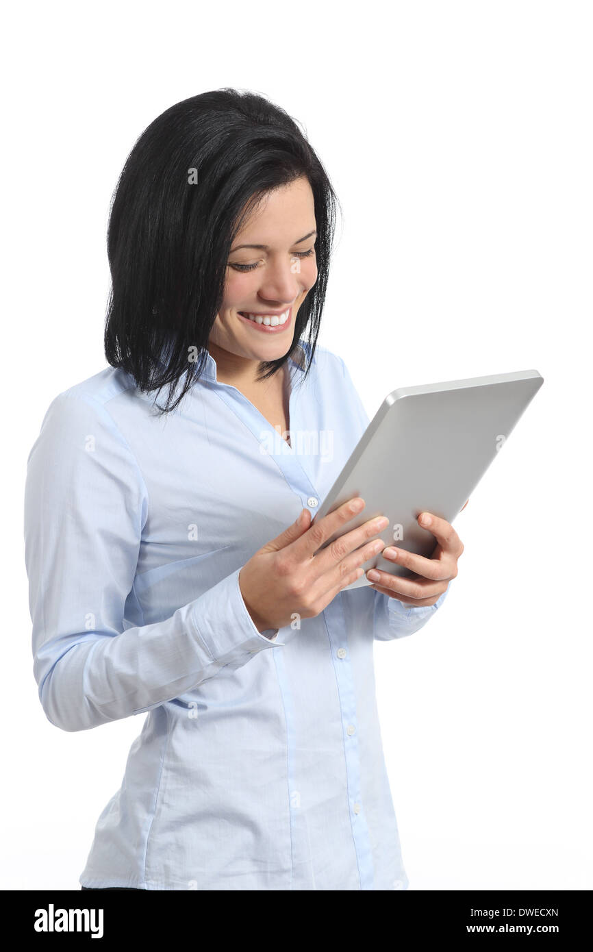 Donna felice di lettura di un lettore di tablet pc isolati su sfondo bianco Foto Stock