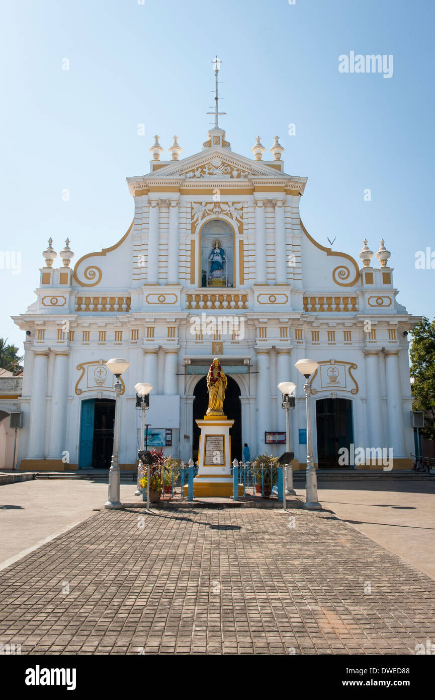 India Tamil Nadu Pondicherry Puducherry Chiesa di Nostra Signora della Cattedrale dell Immacolata Concezione Street blue sky statua cortile facciata di scultura Foto Stock