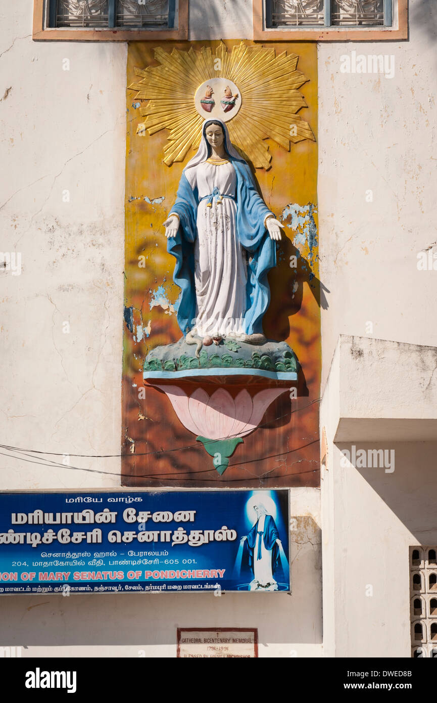 India Tamil Nadu Pondicherry Puducherry Chiesa di Nostra Signora della Cattedrale dell Immacolata Concezione Street statua scultura Maria cristianesimo religione Foto Stock