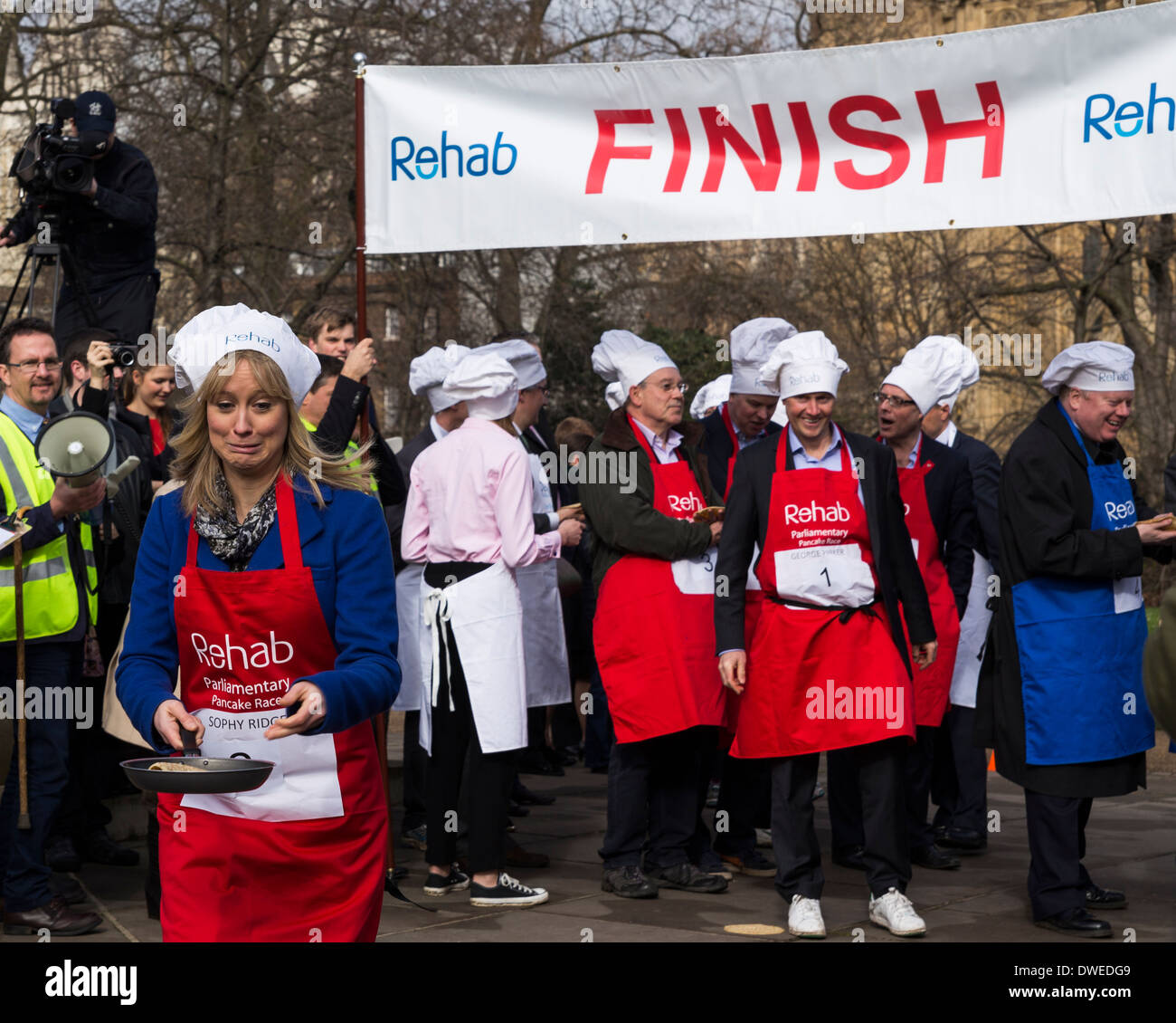 I concorrenti gestiscono la frittella parlamentare gara a torre di Victoria Gardens, Londra UK 4 Marzo 2014 Foto Stock