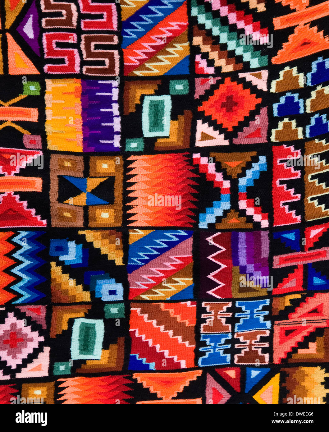 Colorati tessuti peruviano su un mercato vicino a Cuzco in Perù. Foto Stock