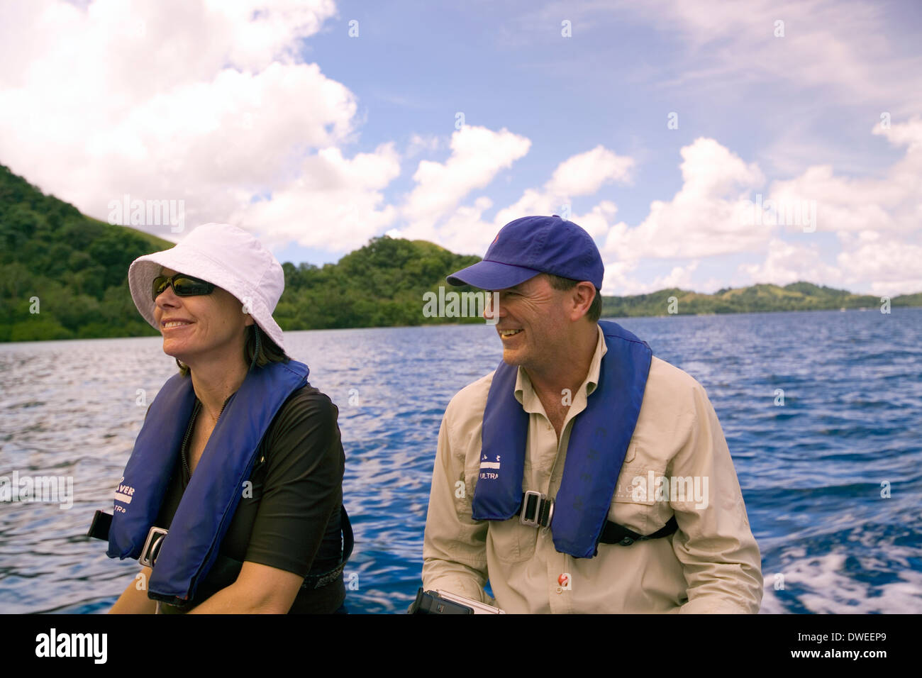 I turisti su Orion Zodiacs esplorare le isole remote del Pacifico del Sud a Nggela, Isole Salomone, Sud Pacifico Foto Stock