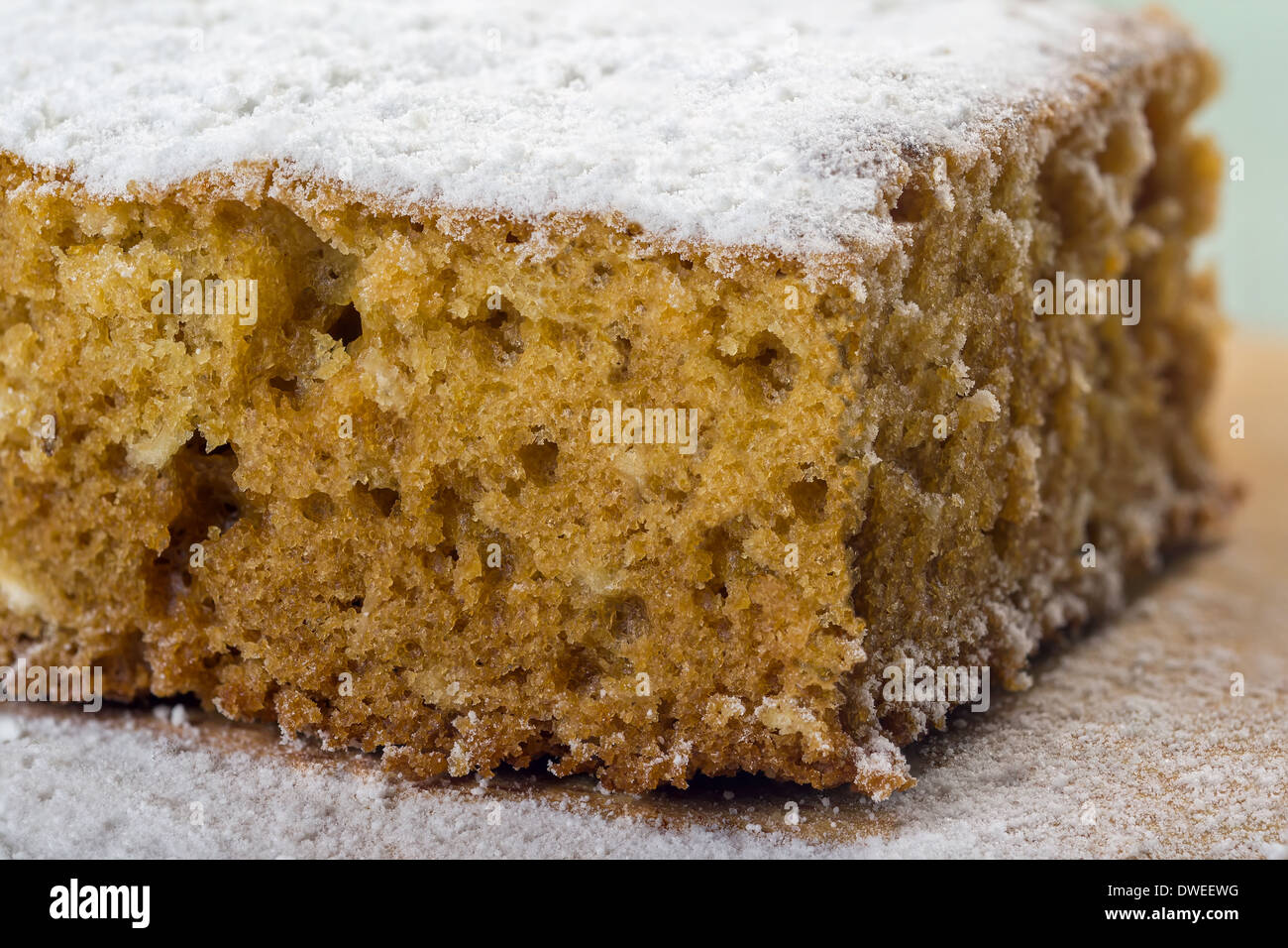 Close-up di una torta di miele in bianco di zucchero a velo Foto Stock