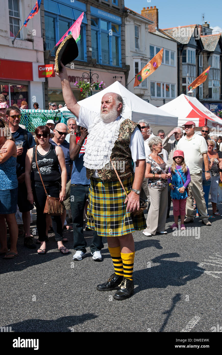 Un uomo in tradizionale cornish tartan kilt durante il giorno Mazy sfilata in Penzance, Cornwall, Regno Unito Foto Stock