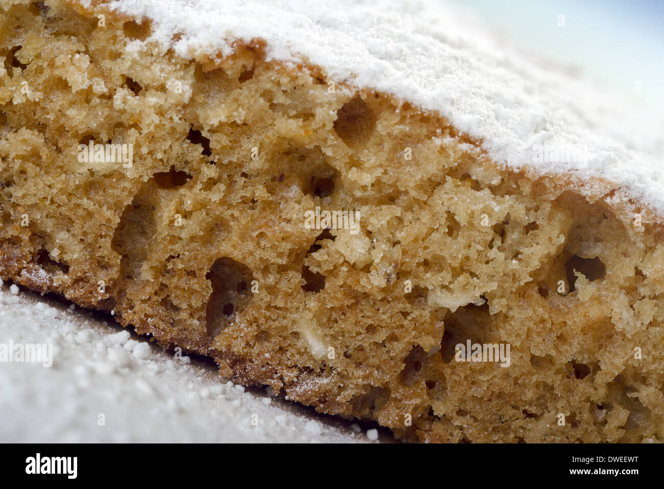 Close-up di una torta di miele in bianco di zucchero a velo Foto Stock