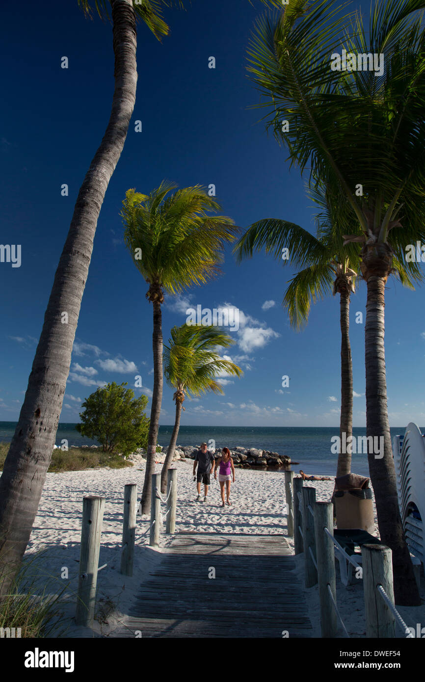 Key West, Florida - un giovane su una spiaggia di Key West. Foto Stock