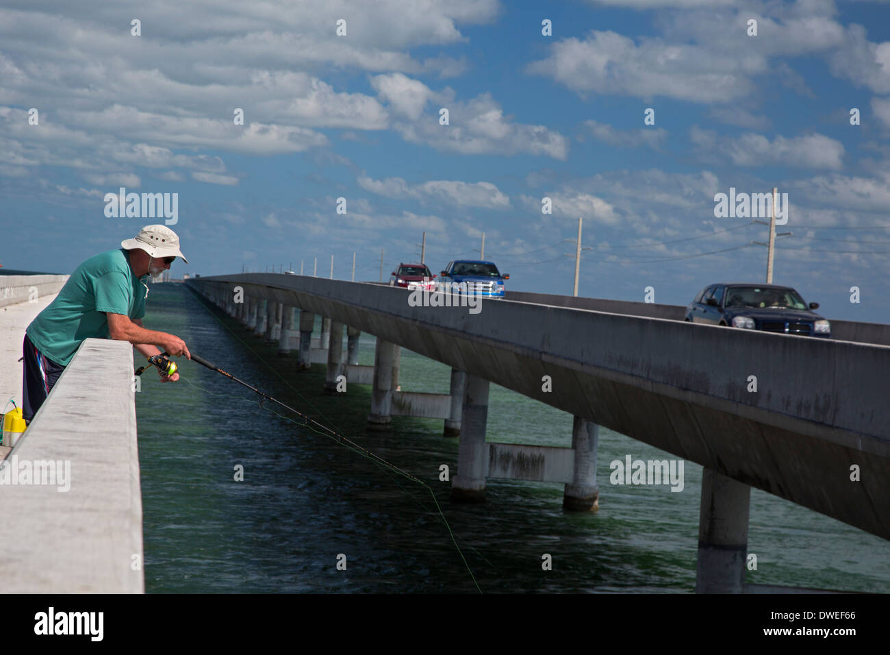 Little Duck Key, Florida - un uomo pesci dalla Florida Keys Overseas Heritage Trail. Foto Stock