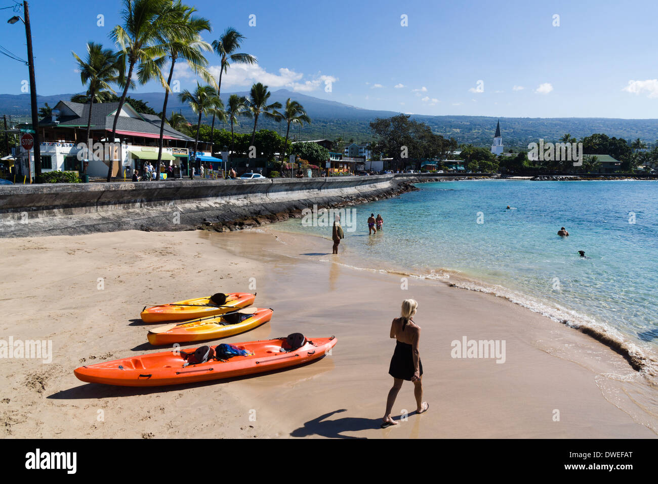 Kailua Beach e dal lungomare. Kailua-Kona, la Big Island, Hawaii, Stati Uniti d'America. Foto Stock