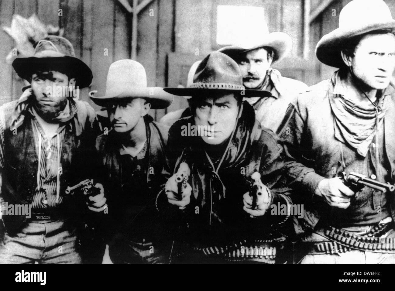 William S. Hart (centro), sul set del film muto, 'l'Gunfighter', 1917 Foto Stock