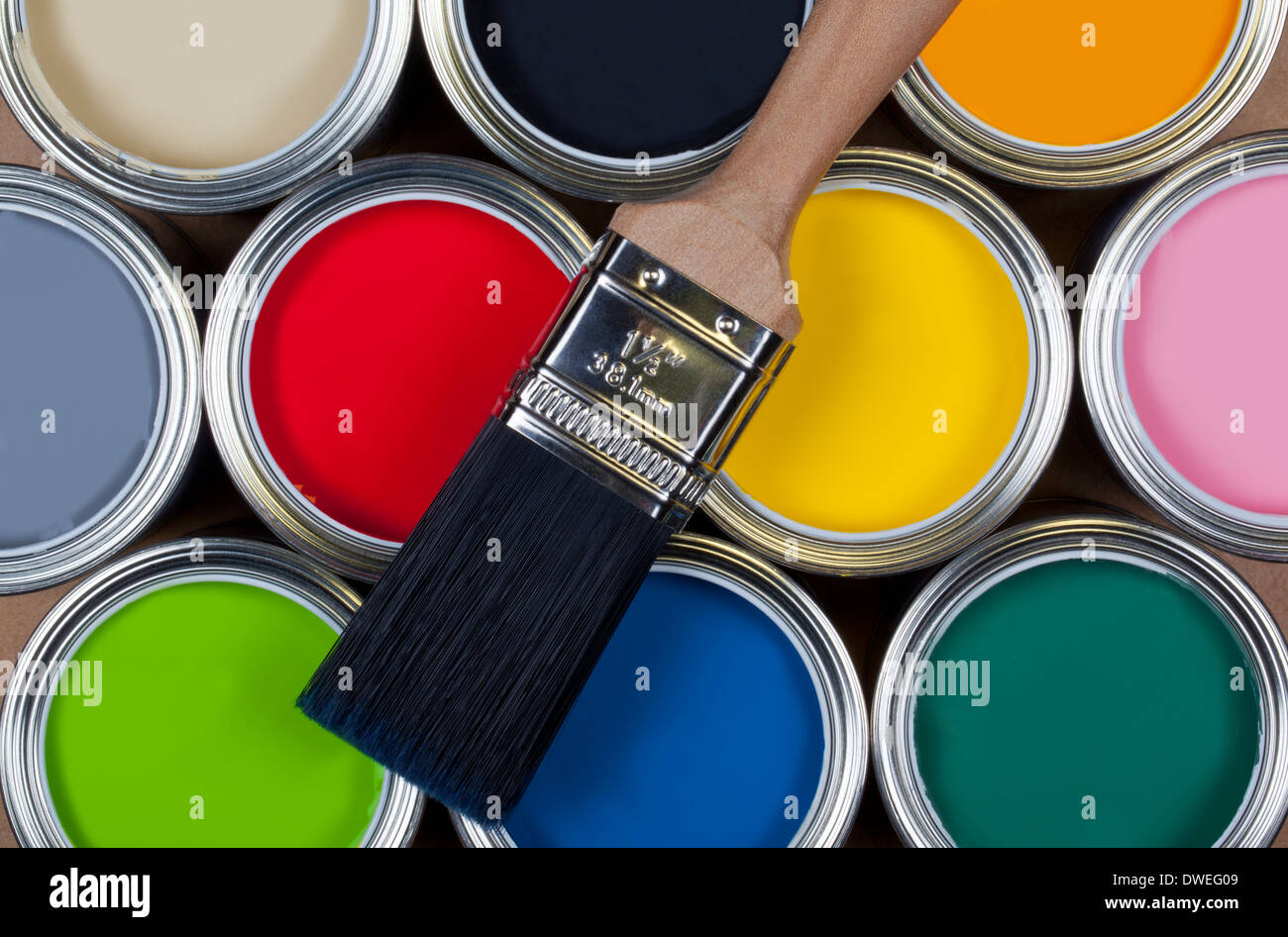 Una selezione di teglie di colorati di vernice in emulsione Foto Stock