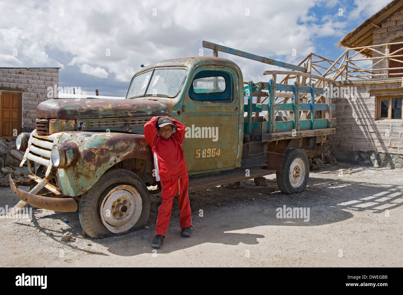 Ragazzo e vecchio carrello, Uyuni Foto Stock