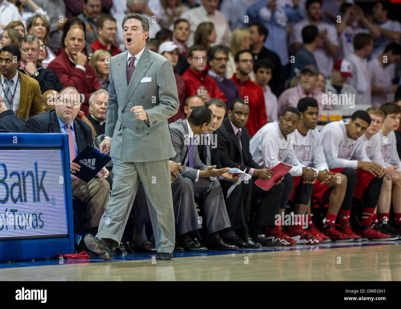 Louisville Cardinali head coach Rick Pitino grida fuori gioca.di NCAA Mens gioco di basket tra i cardinali di Louisville e la SMU Mustangs, Mercoledì, 5 marzo 2014 @ Moody Coliseum di Dallas, Texas.Louisville vince 84-71. Foto Stock