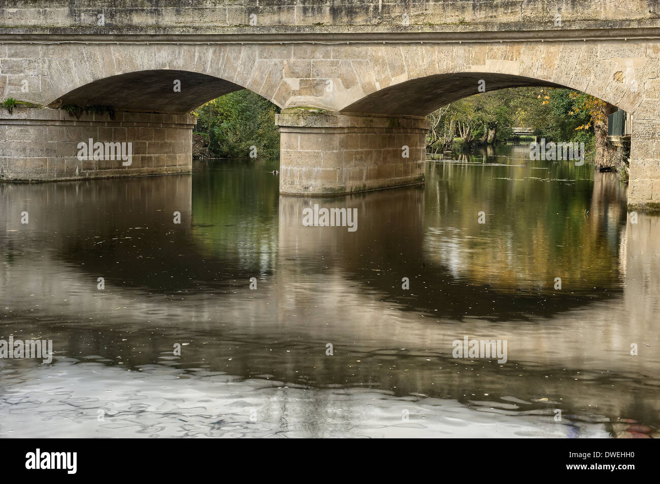 Il pont chic oltre la Seugne, Imperia città, Charente-Maritime, Francia Foto Stock