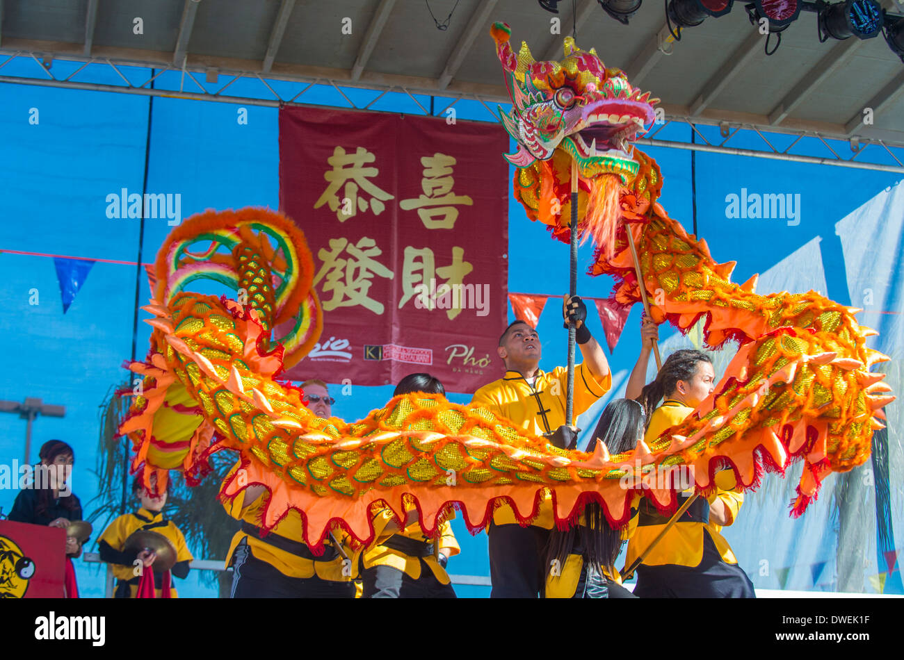 Dragon Dance artisti durante il Capodanno cinese che si terrà a Las Vegas, Nevada Foto Stock