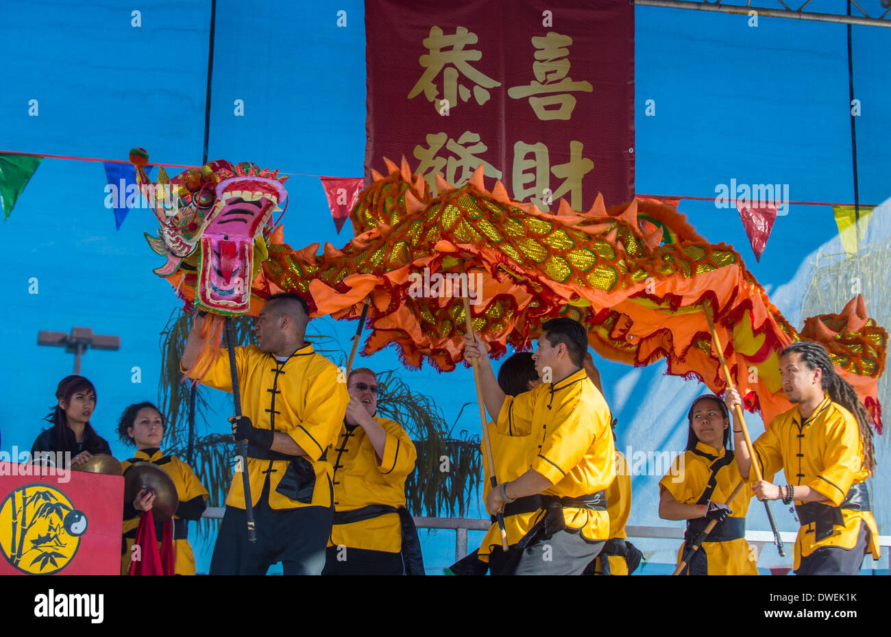 Dragon Dance artisti durante il Capodanno cinese che si terrà a Las Vegas, Nevada Foto Stock