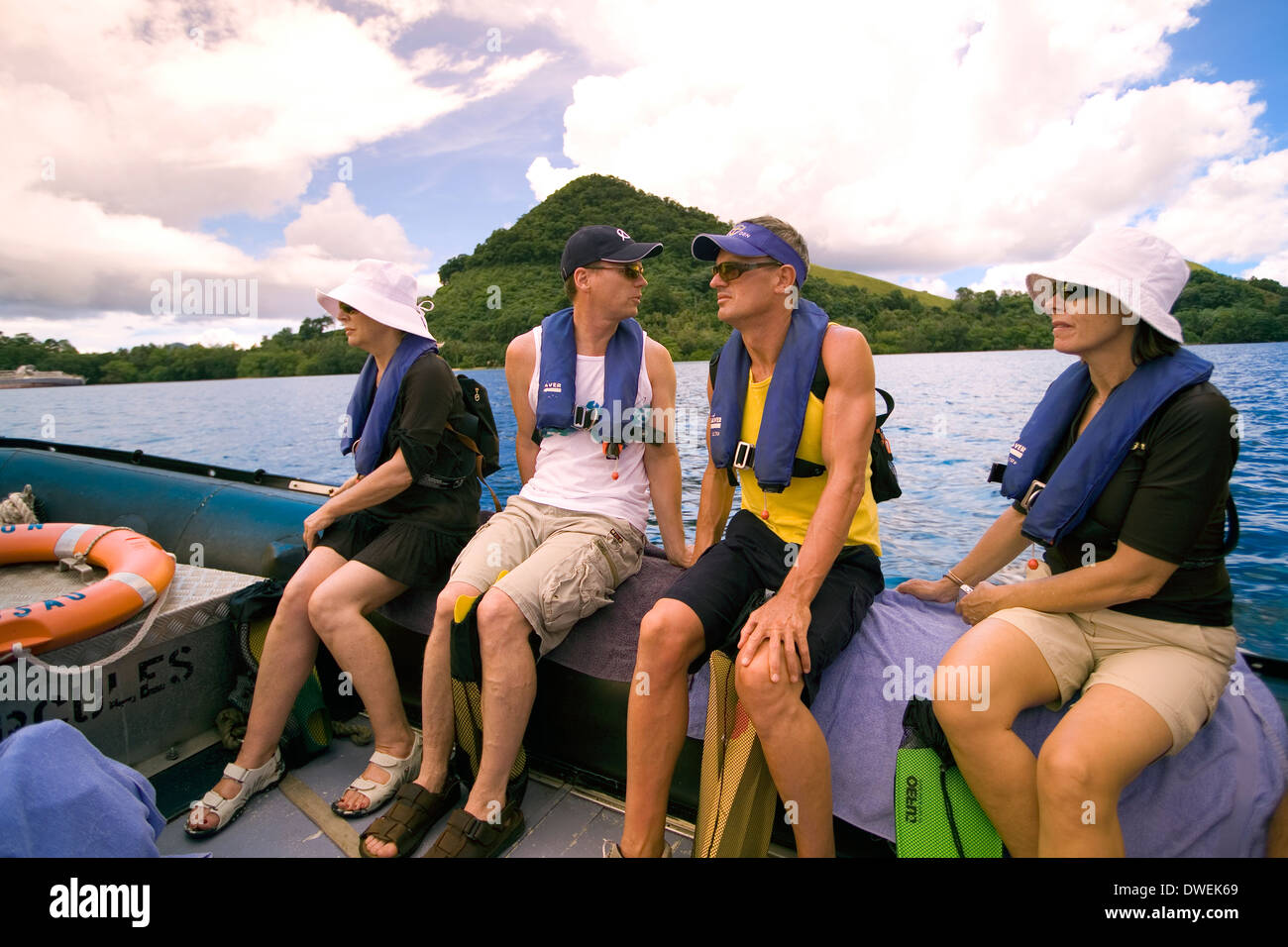 I turisti su Orion Zodiacs esplorare le isole remote del Pacifico del Sud a Nggela, Isole Salomone, Sud Pacifico Foto Stock
