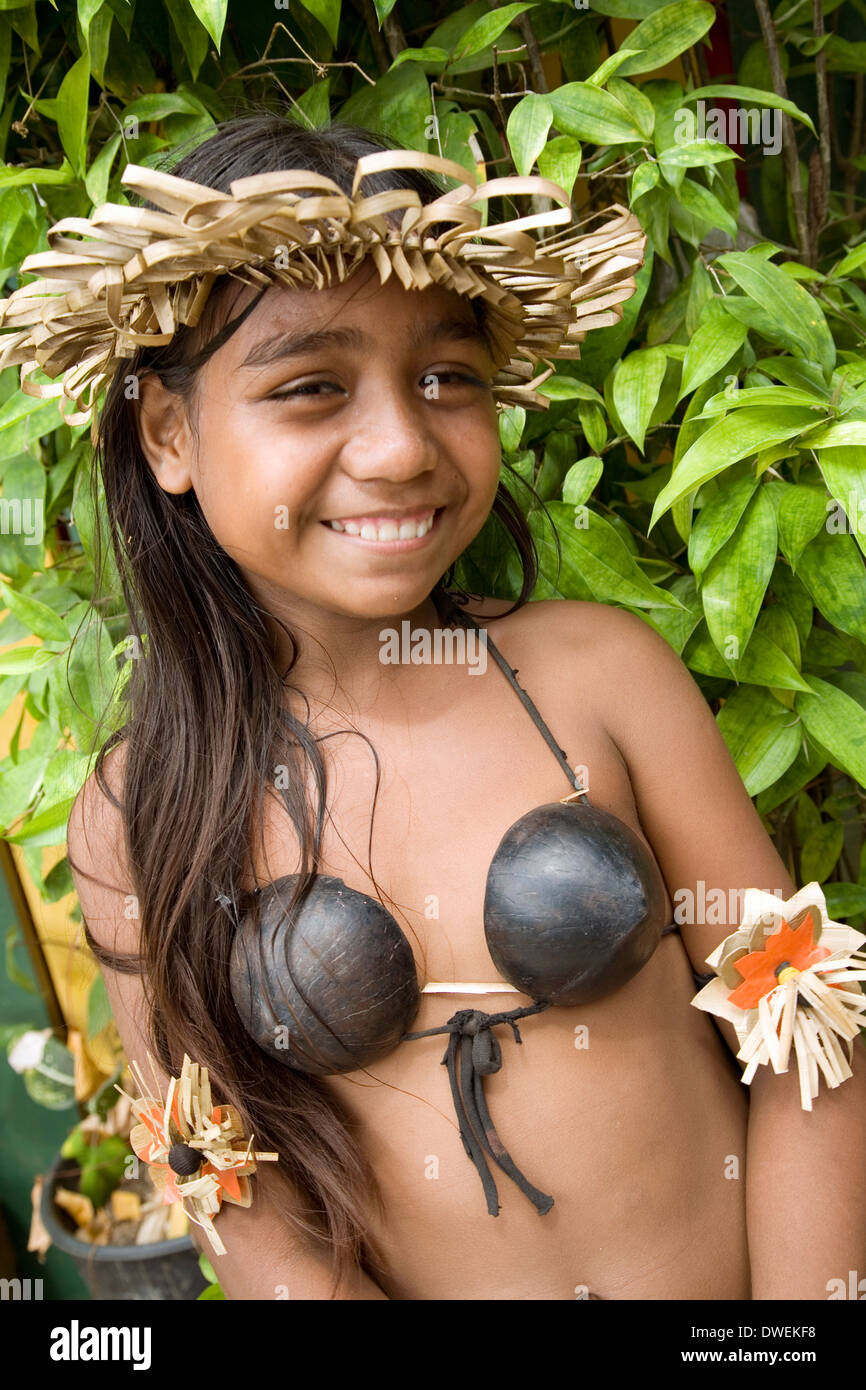 Un membro di un gilbertino balli di gruppo comporta per la fotocamera, Gizo, Ghizo Isola, Isole Salomone, Sud Pacifico Foto Stock