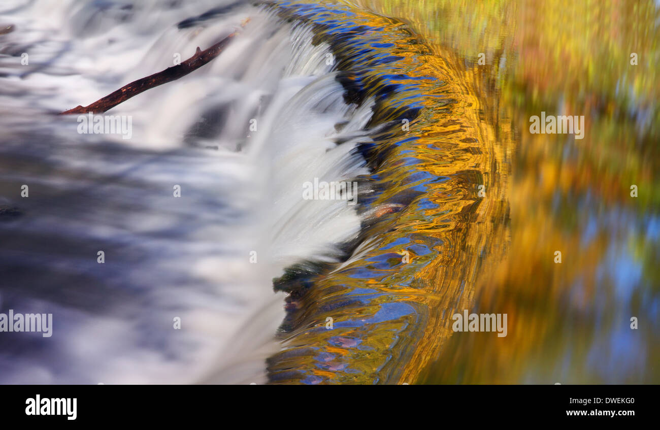 Foglie di autunno e cielo blu riflessa nella calma acqua di fiume in procinto di tuffarsi su una cascata, Sharon Woods, Ohio, Stati Uniti d'America Foto Stock