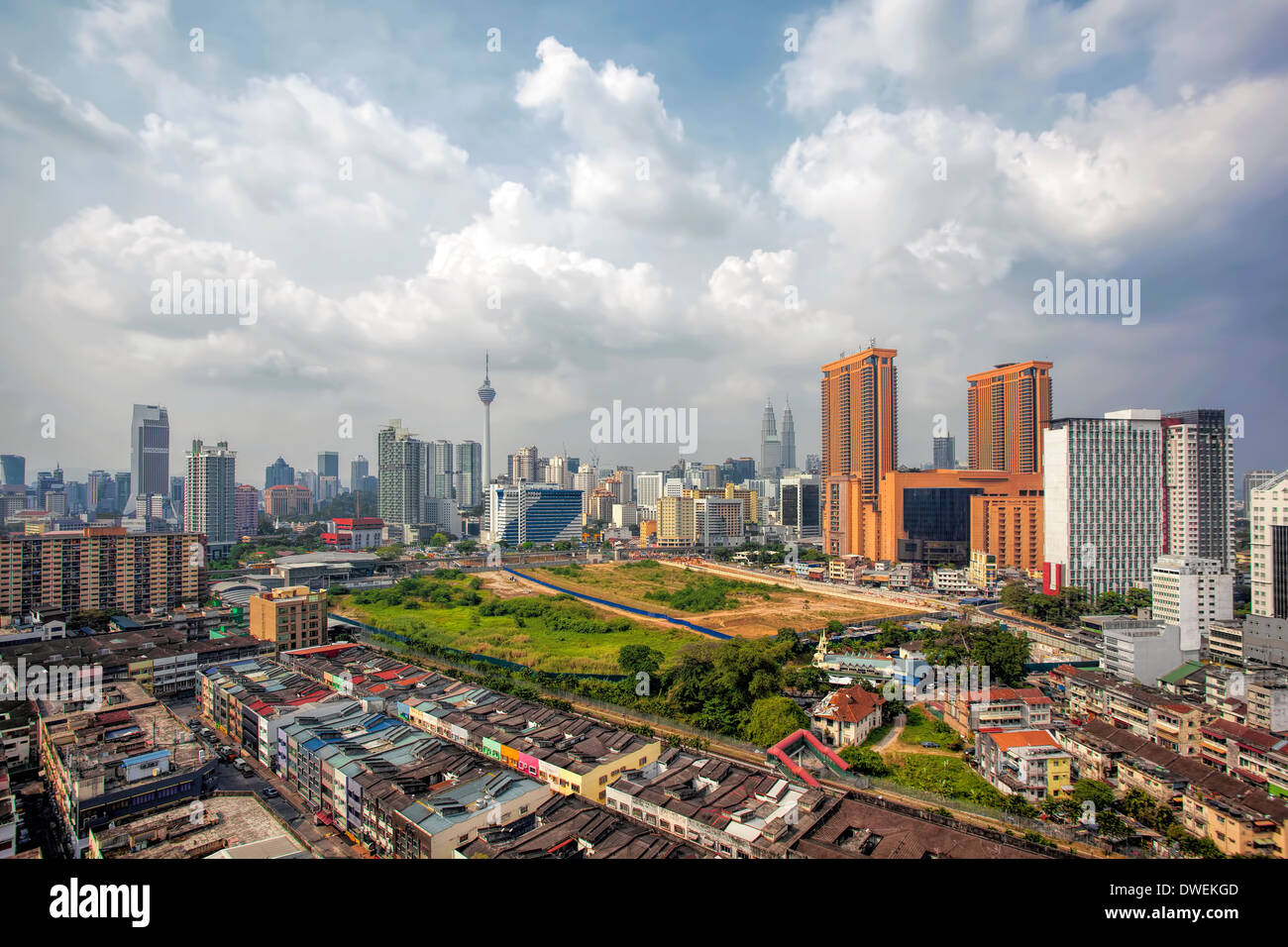 Kuala Lumpur Malaysia paesaggio urbano centrale con il vecchio quartiere di case contro nuvoloso cielo blu Foto Stock