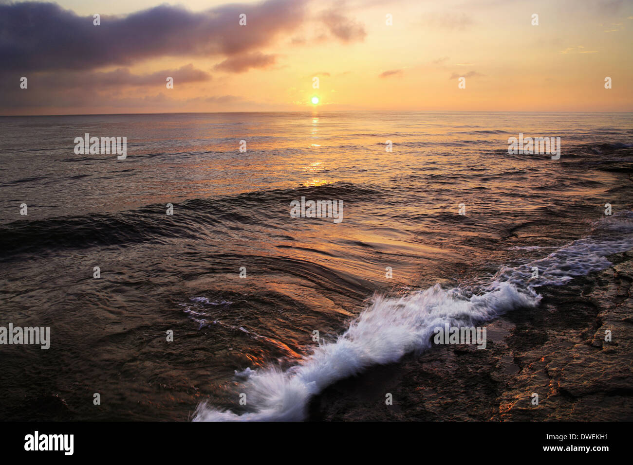 La prima luce del mattino al sorgere del sole si rompe sul Lago Erie a Marblehead Ohio, Stati Uniti d'America Foto Stock