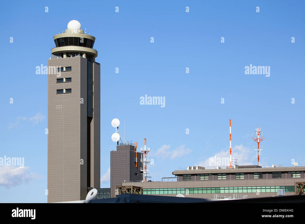 Tokyo Narita Airport del controllo del traffico aereo la torre contro il cielo blu Foto Stock