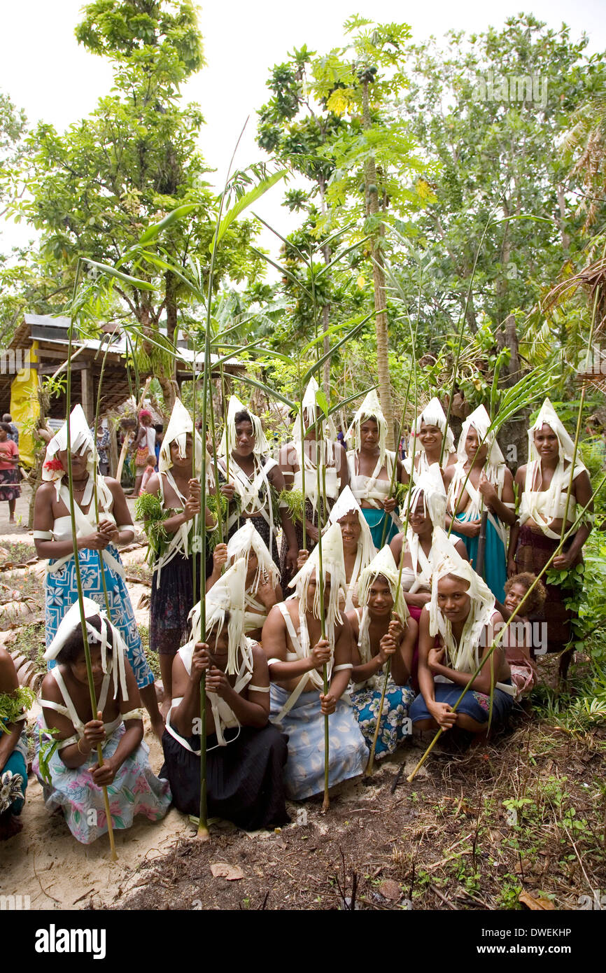 Un giovane gruppo di ballerini da Nafinuatogo Village con costumi realizzati da alberi di banane, Santa Ana Isola, Isole Salomone Foto Stock