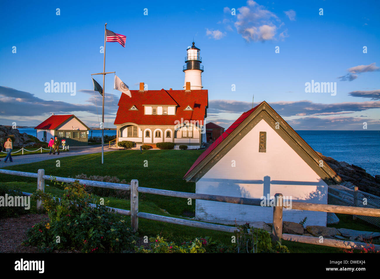 Un classico New England Lighthouse, Portland Head Light nel tardo pomeriggio su una bella giornata autunnale, Portland, Maine, Stati Uniti d'America Foto Stock