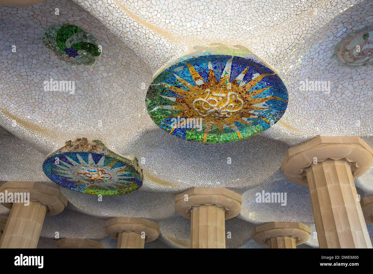 Sala di 100 colonne in Gaudi Parc Guell di Barcellona nella regione della Catalogna di Spagna Foto Stock