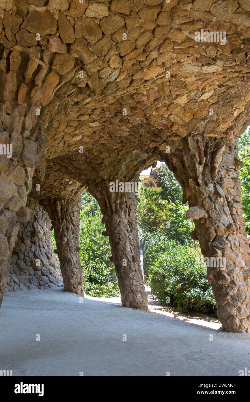 Una grotta sotterranea in Gaudi Parc Guell di Barcellona nella regione della Catalogna di Spagna Foto Stock