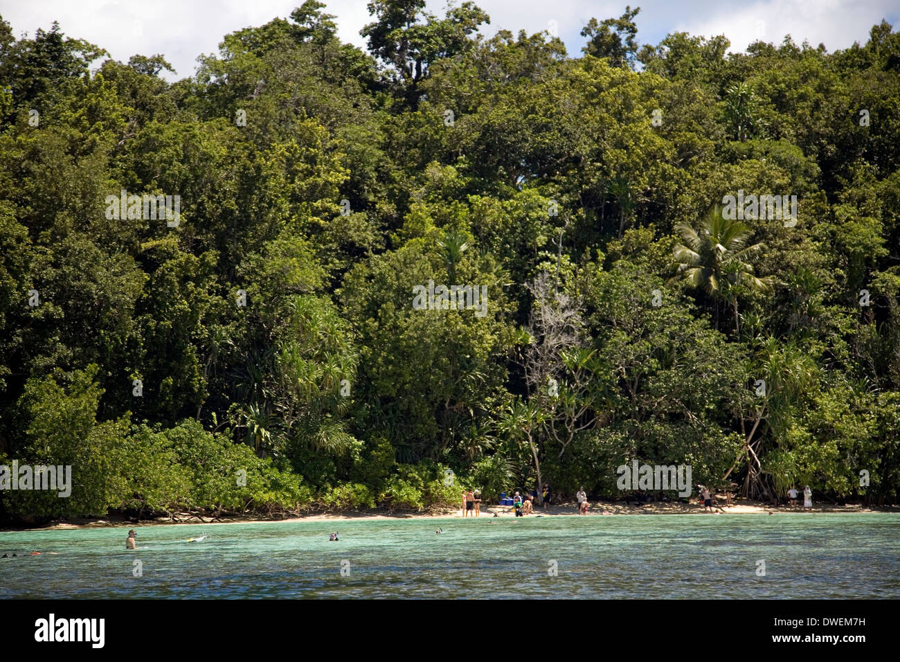 Divertimento acqua a Mateana Isola, Marovo Lagoon, Isole Salomone, Sud Pacifico Foto Stock