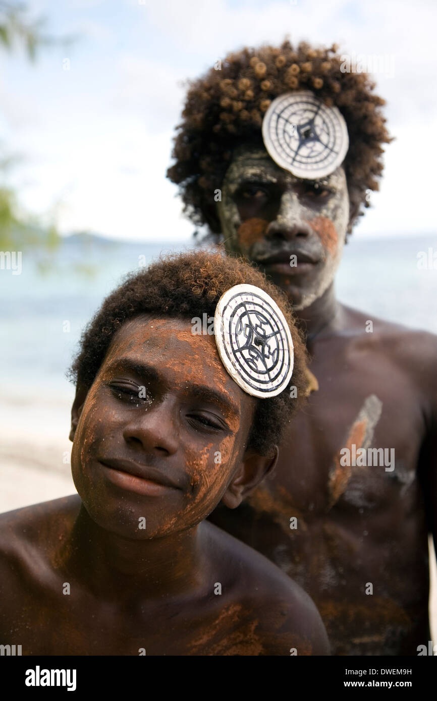 Ghizo isolani di eseguire simulazioni di razzie e numeri di danza per i turisti a Kennedy Isola, Isole Salomone, Sud Pacifico Foto Stock