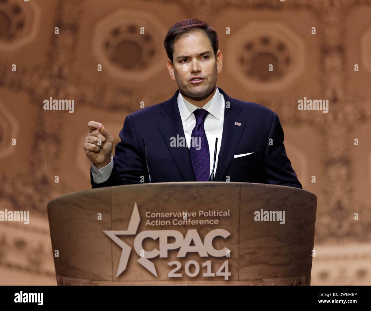 Il porto nazionale, Maryland, Stati Uniti d'America. Il 6 marzo 2014. Il senatore repubblicano Marco Rubio della Florida parla durante un indirizzo al CPAC. Foto Stock