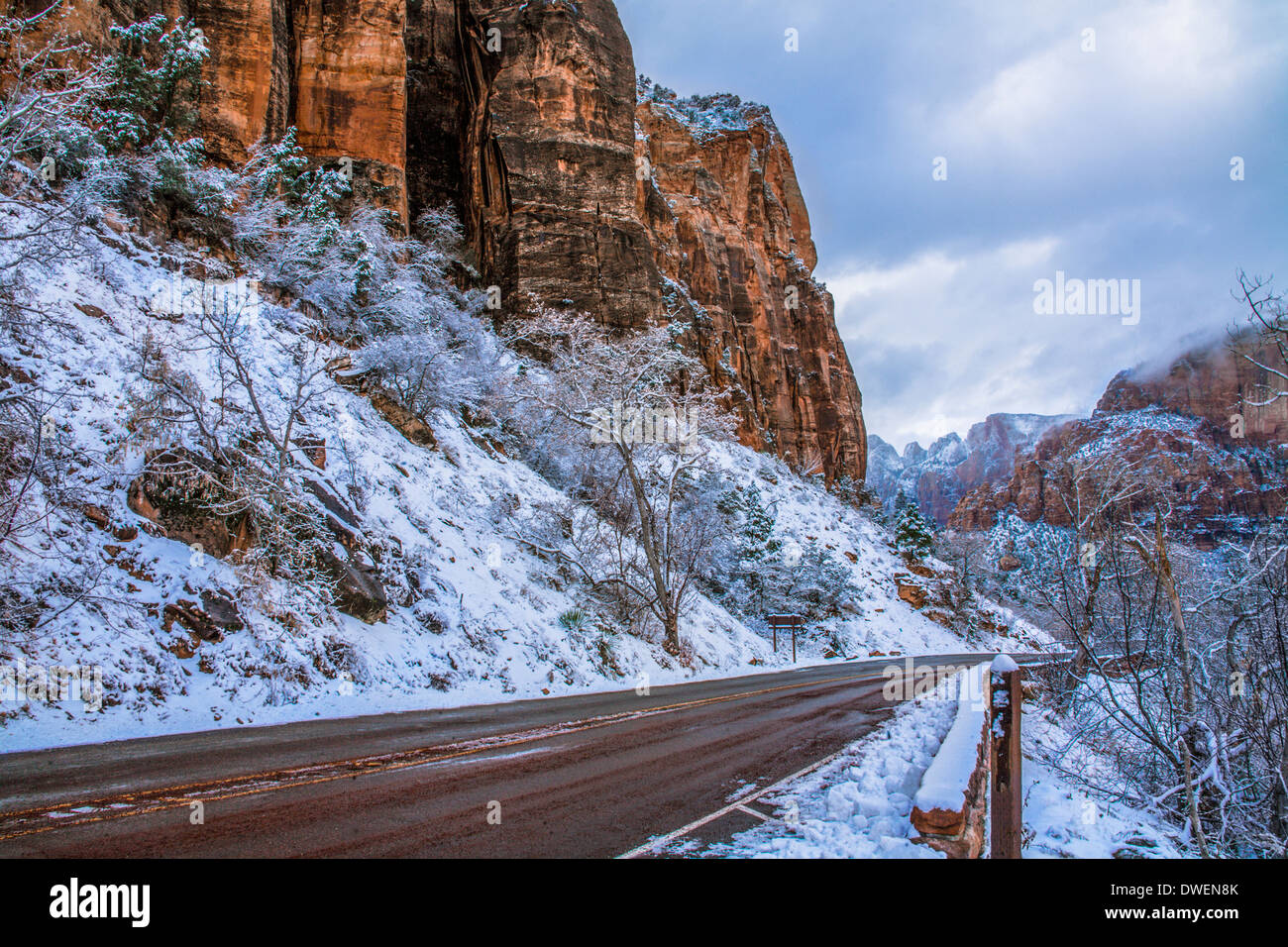 In inverno la neve sul paesaggio montuoso intorno alla strada principale che attraversa il Parco Nazionale Zion, Utah, Stati Uniti d'America Foto Stock