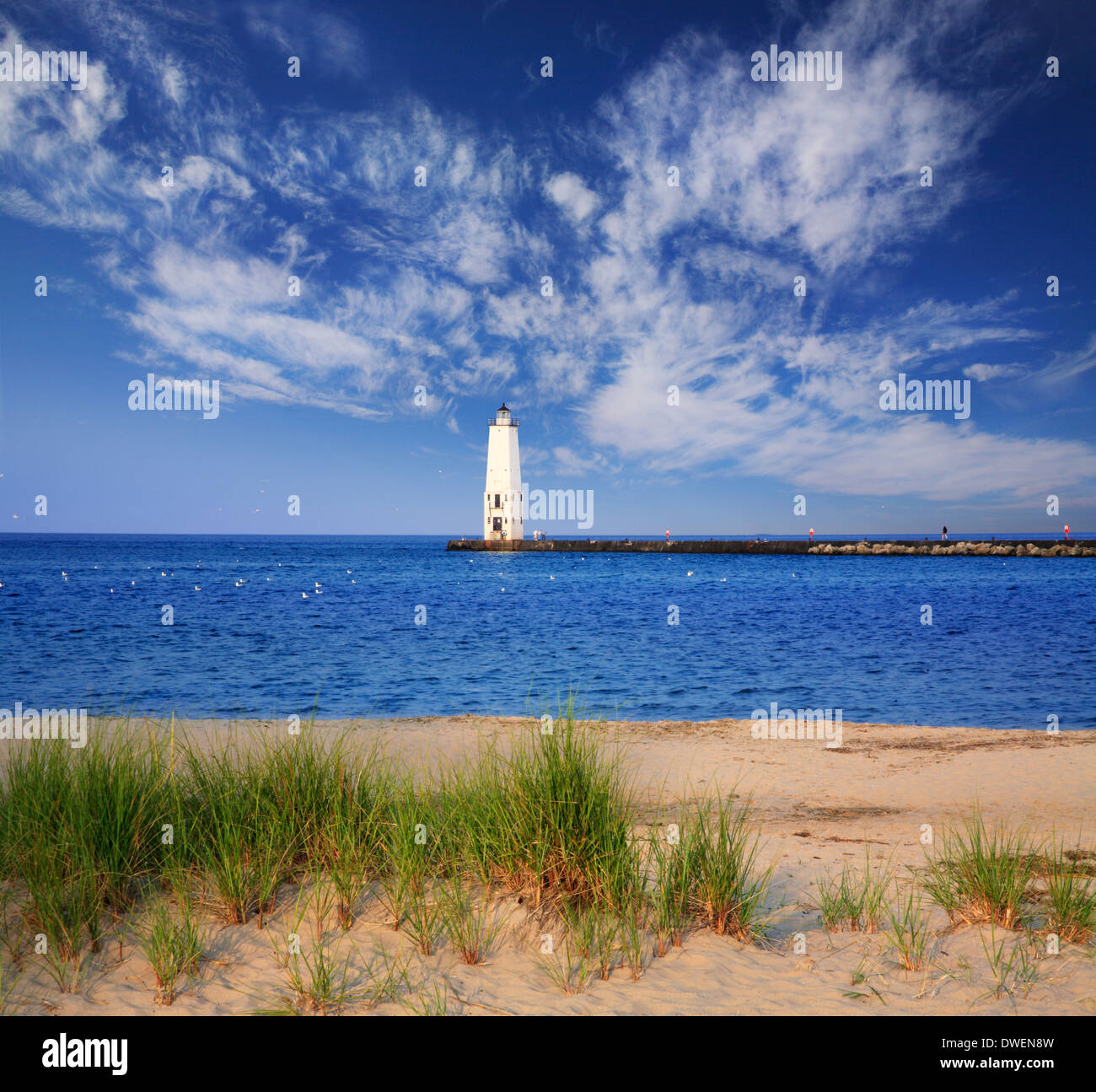 Il Blue Lake Michigan acqua e spiaggia di sabbia a Francoforte nord frangionde Lighthouse, Francoforte, Michigan, Stati Uniti d'America Foto Stock