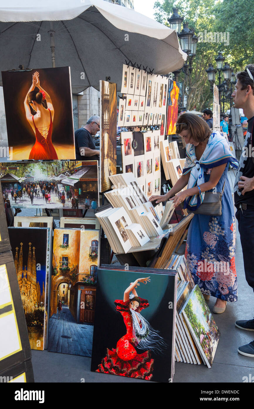 I turisti in un mercato in stallo su Las Ramblas nella città di Barcellona - Catalogna - Regione della Spagna Foto Stock