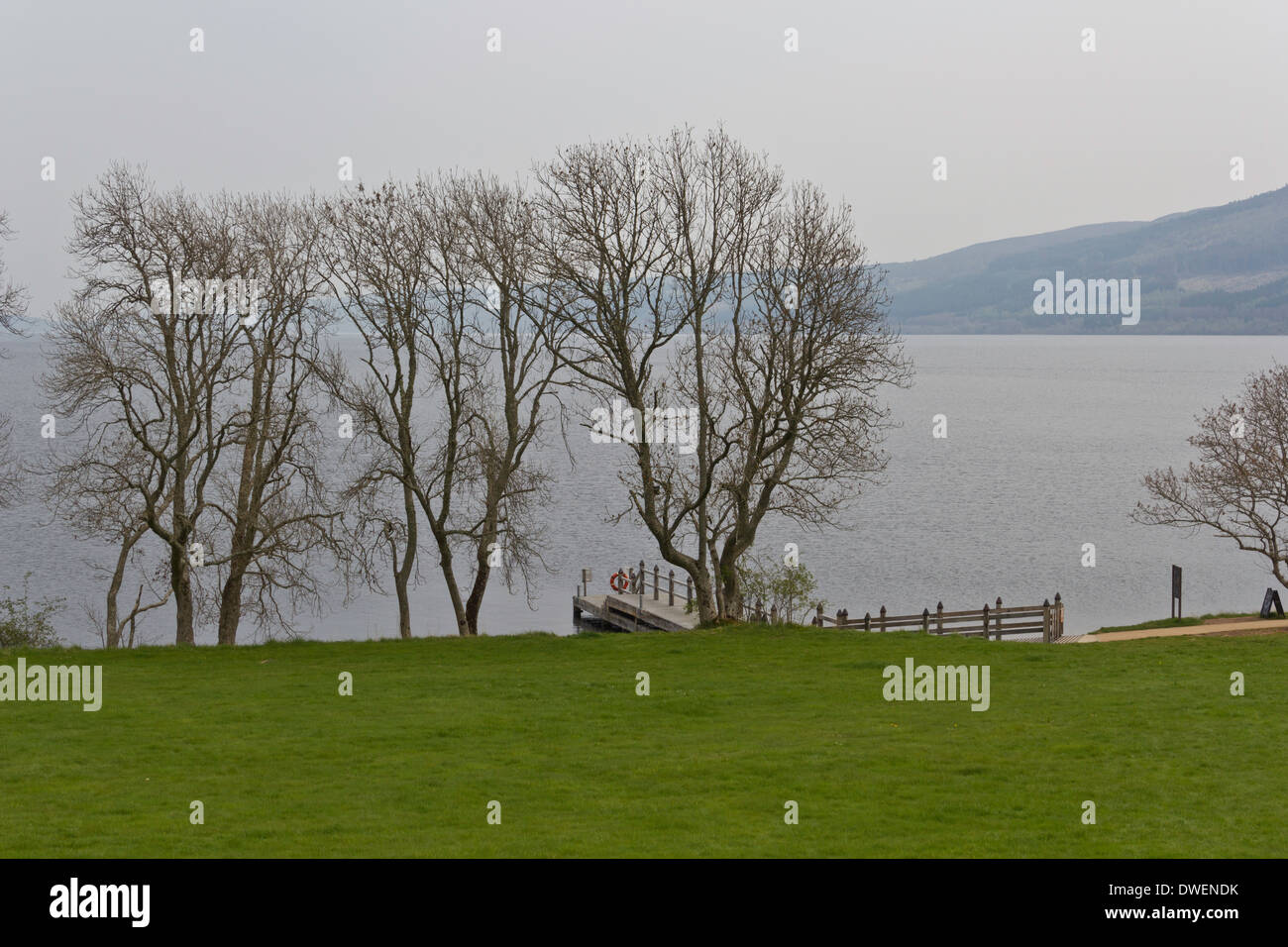 Loch Ness e molo vicino al Castello Urquhart. Il lago più grande in volume in Scozia e le imbarcazioni turistiche a partire da questo punto. Foto Stock