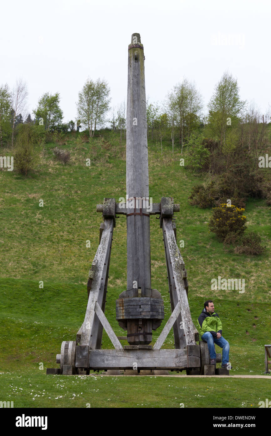 Replica della catapulta di legno sul sentiero che conduce al Castello Urquhart, un arma medioevale di guerra, un assedio strumento, visitatore Foto Stock