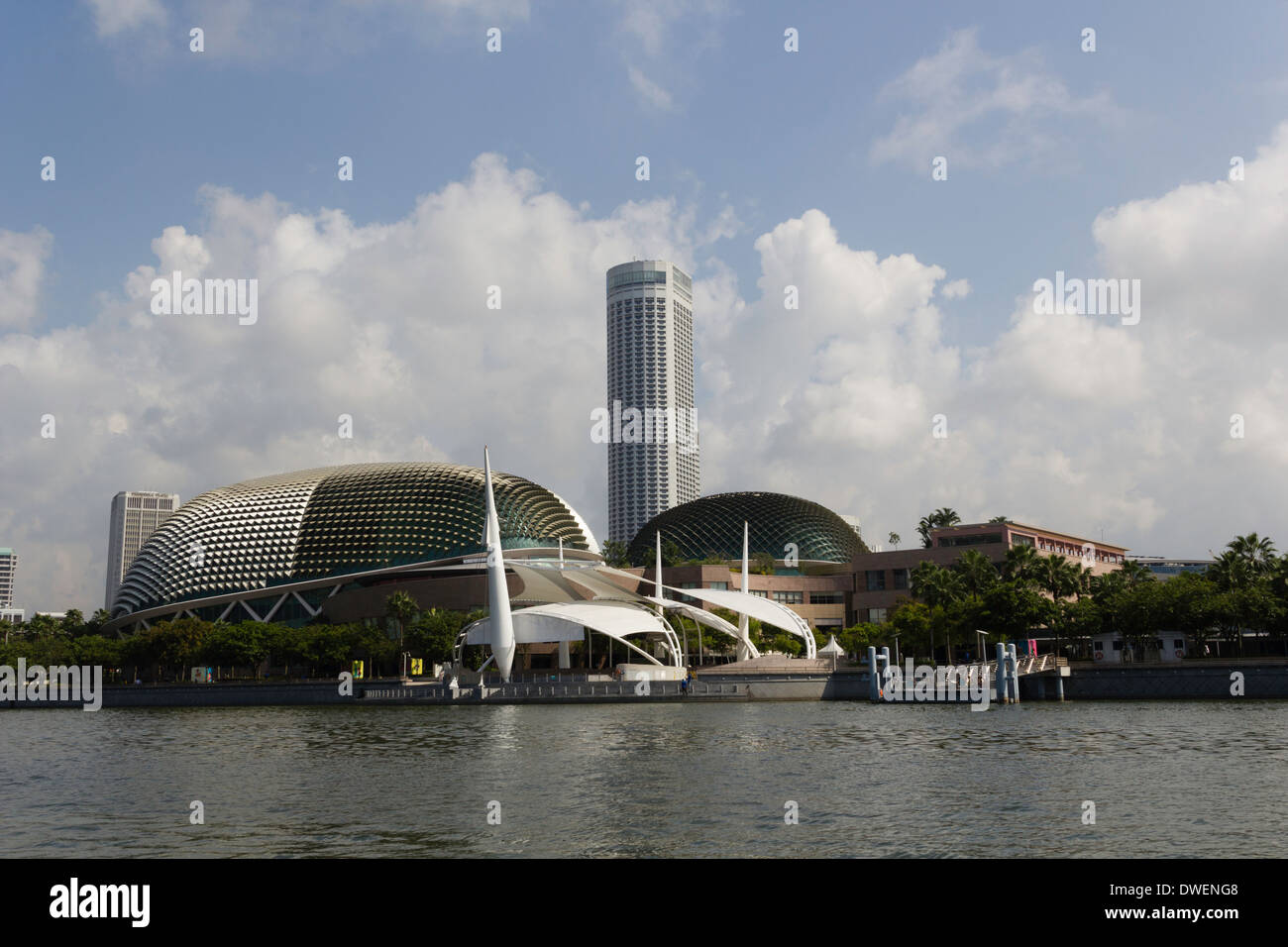 Alto hotel, il Swissotel hotel in Singapore accanto al Esplanades - i teatri sulla baia e sul Fiume Singapore e parte anteriore Foto Stock