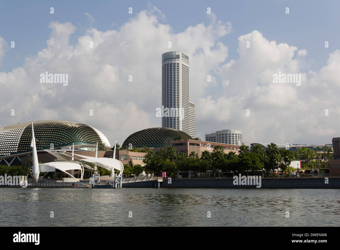 Alto hotel, il Swissotel hotel in Singapore accanto al Esplanades - i teatri sulla baia e sul Fiume Singapore e parte anteriore Foto Stock