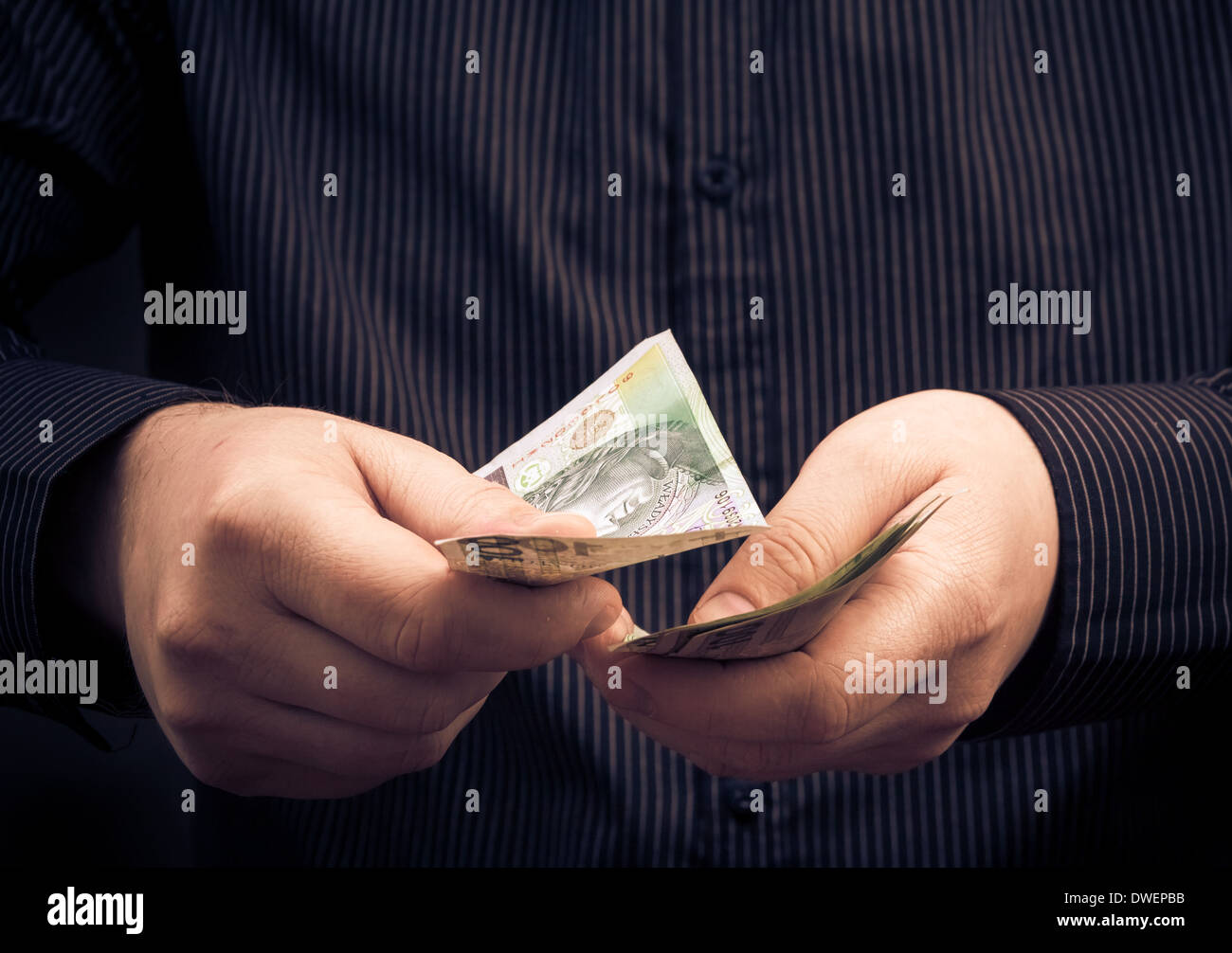 La persona conta una certa quantità di denaro Foto Stock
