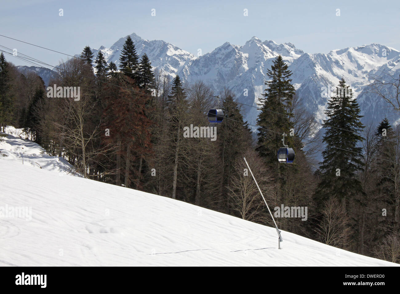 La funivia in montagne caucasiche in inverno Foto Stock