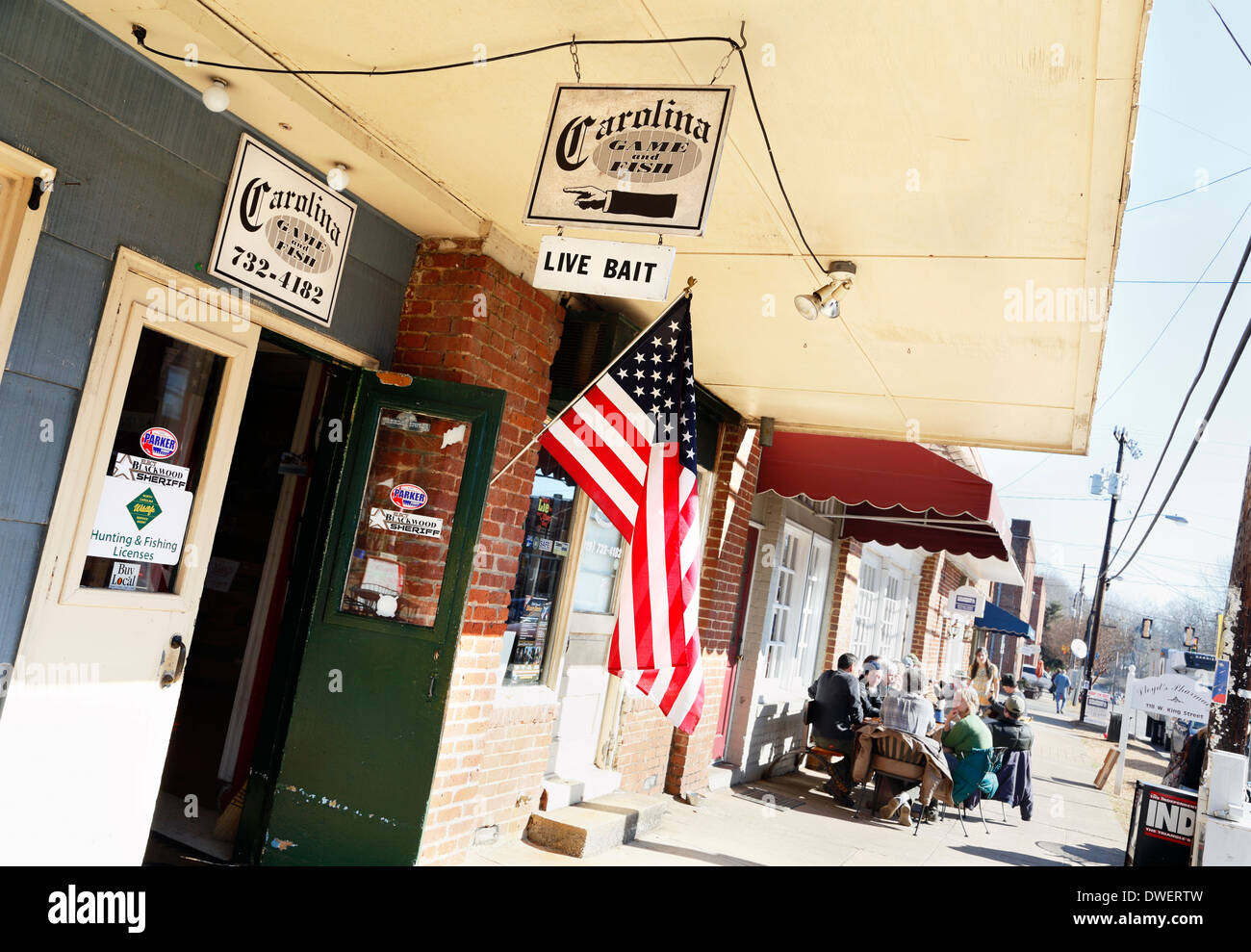 Selvaggina e pesce shop in Hillsborough, Carolina del Nord, America. Le persone si sono riunite in un cafe in background. Foto Stock