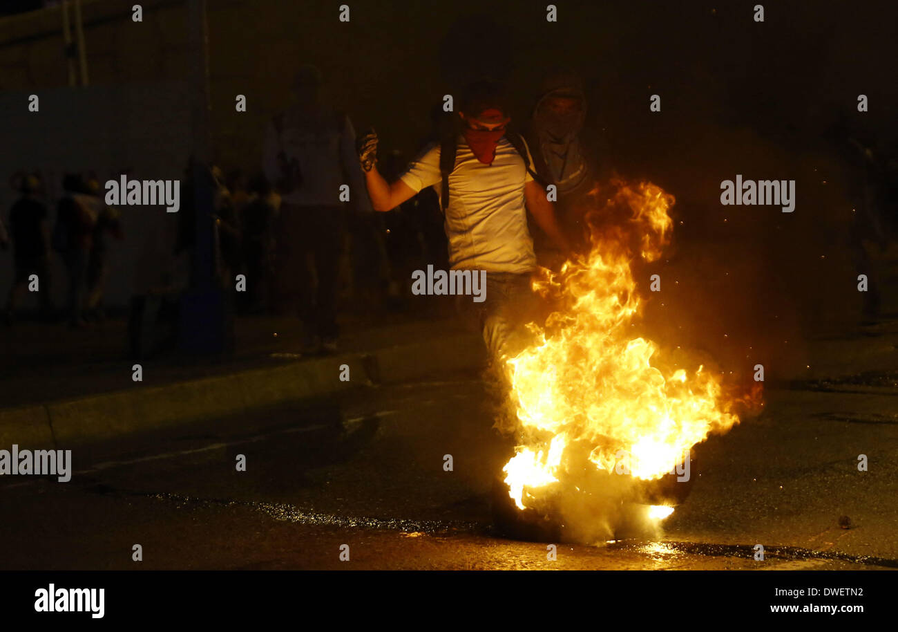 Barcellona, Spagna. 6 Mar 2014. I membri dell'opposizione Venezuela arrestare il traffico sulla principale autostrada, accendere fuochi in segno di protesta contro il governo e la domanda la cacciata del presidente Maduro. Credito: Juan Carlos Hernandez/ZUMA filo/ZUMAPRESS.com/Alamy Live News Foto Stock