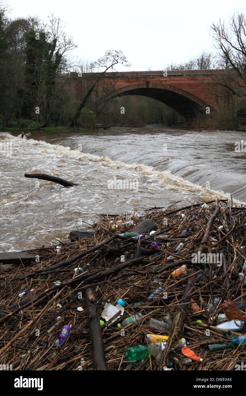 Glasgow, Scotland, Regno Unito. Il 7 marzo 2014, forte pioggia durante la notte fa sì che il fiume Kelvin a GLasgow a salire a livelli preoccupanti, riversandosi su sentieri e torrenti nelle vicinanze. Paul Stewart/Alamy News Foto Stock