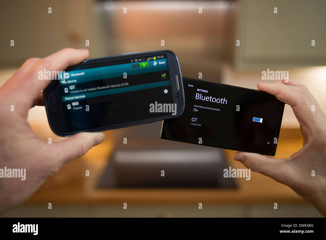 Due smartphone untethered comunicando tramite la tecnologia Bluetooth Foto Stock