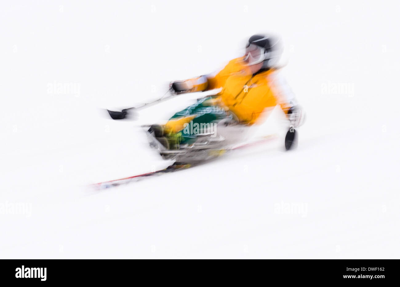 Un athlet usando un monosci in azione durante un allenamento ufficioso di sessione in Rosa Khutor Alpine Center a Sochi 2014 Giochi Paralimpici Invernali, Krasnaya Polyana, Russia, 07 marzo 2014. Foto: JULIAN STRATENSCHULTE/dpa Foto Stock