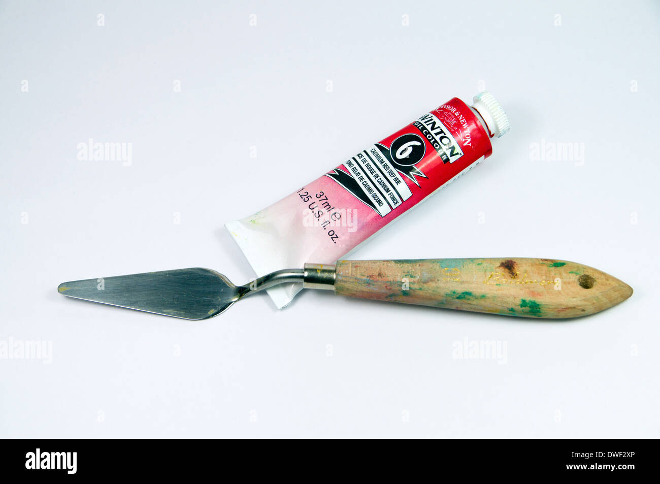 Artisti pittura a olio tubo e pallet coltello. Foto Stock