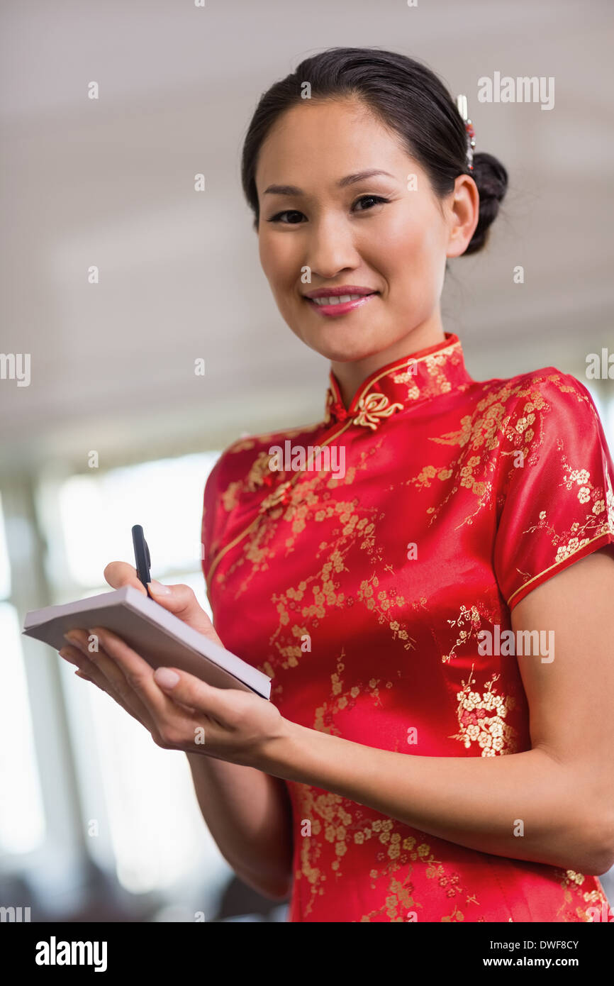 Cameriera in kimono prendendo un ordine Foto Stock